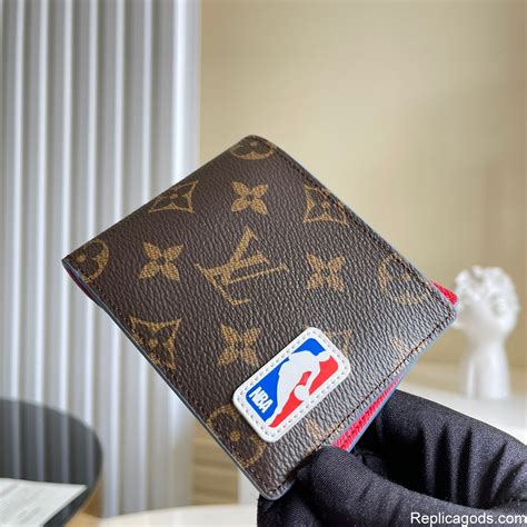 portafoglio lv x nba|Louis Vuitton x NBA: tutte le foto della collezione 2021.